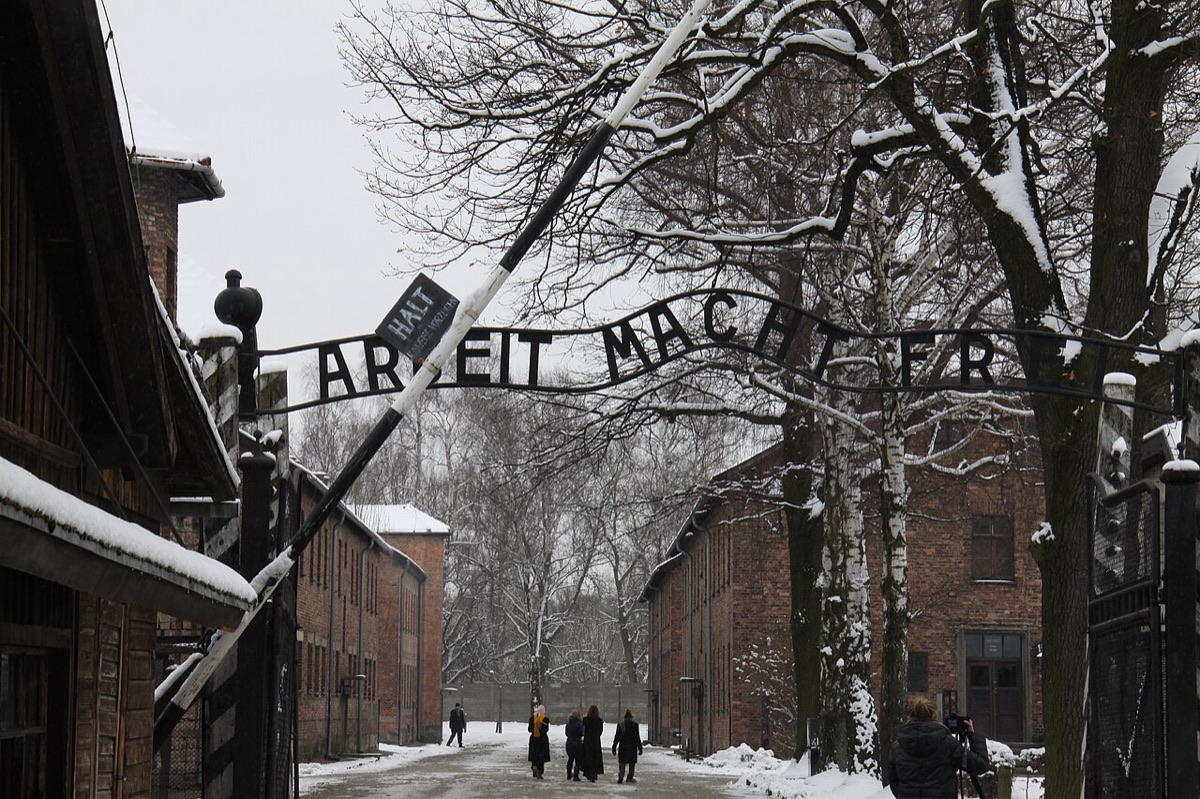 Il cancello d'ingresso di Auschwitz-Birkenau con i binari che entrano nel campo.