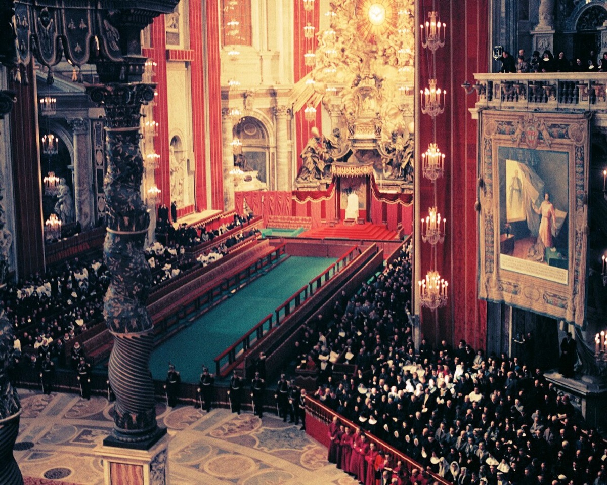 Veduta dall'alto dell'aula conciliare in San Pietro durante una sessione: le tribune dei padri lungo la navata.