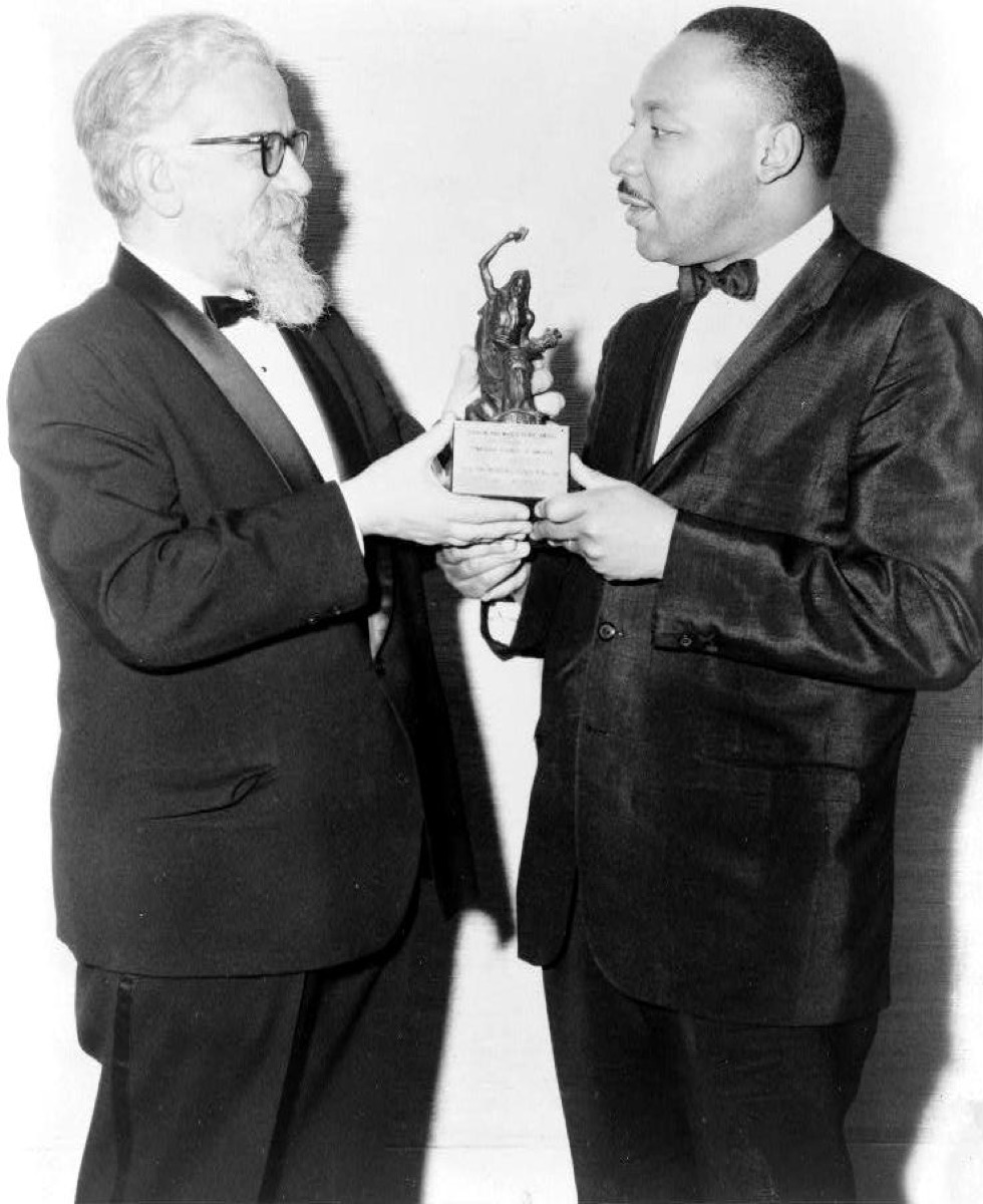 Il rabbino Abraham Joshua Heschel consegna un premio a Martin Luther King, 1965.