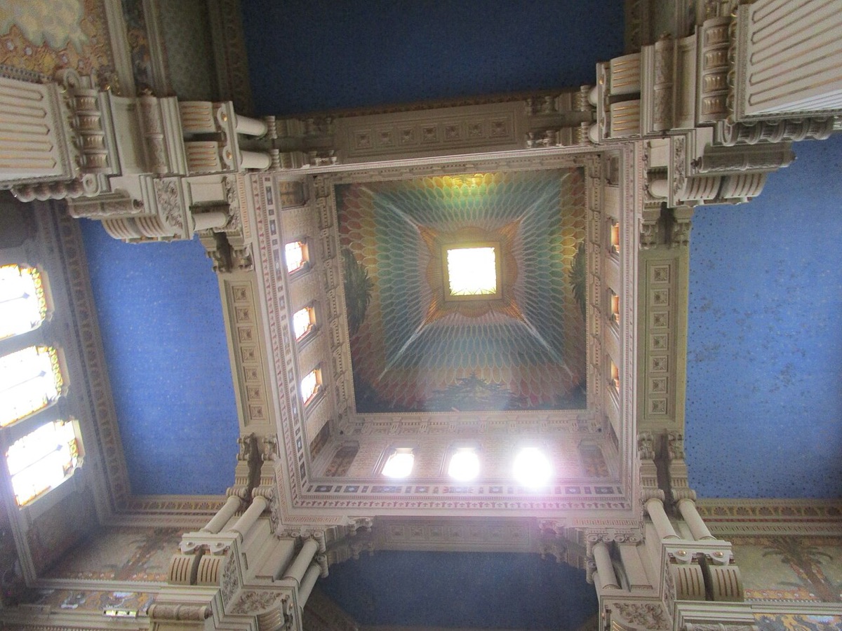 La cupola della Sinagoga di Roma vista dall'interno, con le decorazioni policrome.
